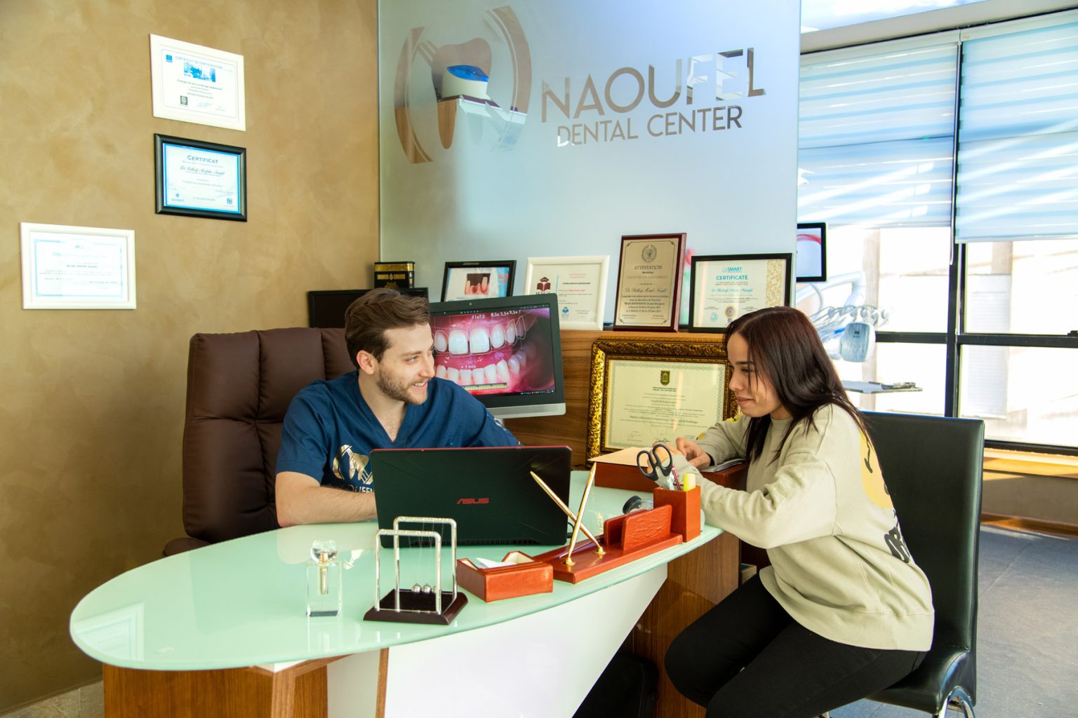 Consultation avec Dr Naoufel, chirurgien-dentiste spécialisé en dentisterie esthétique pour plan de traitement avec Hollywood smile et Implant dentaire au cabinet dentaire à Constantine en Algérie