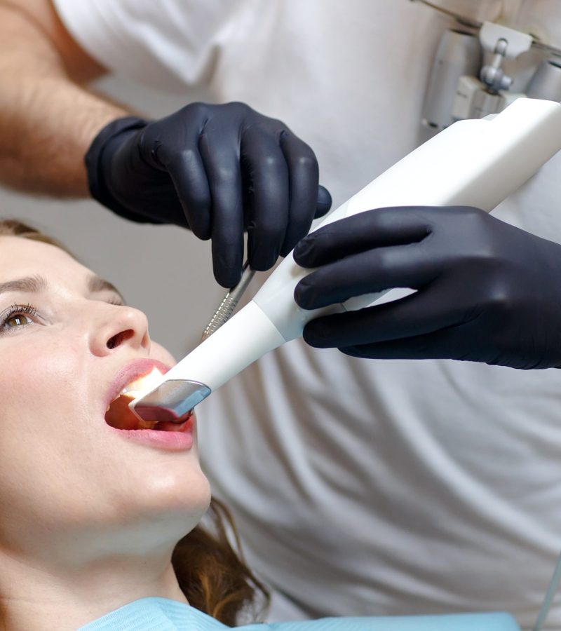 Chirurgien-dentiste entrain de faire un scan intra-oral 3D à Constantine en Algérie au Naoufel Dental Center, Clinique dentaire à Constantine en Algérie, Cabinet dentaire à Constantine en Algérie.