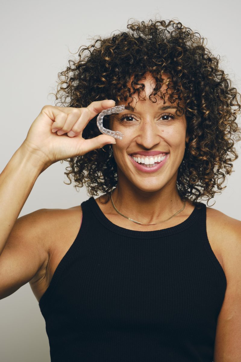 Femme portant une gouttière dentaire transparente (appareil dentaire ODF transparent) Numérismile en Algérie à Constantine