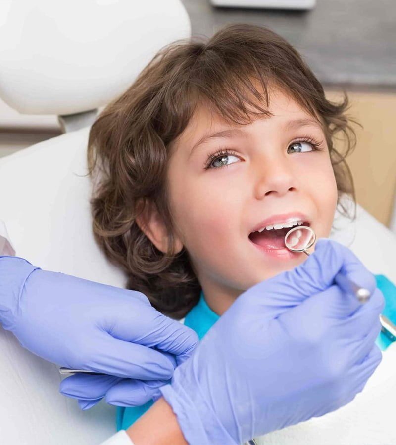 Enfant chez le dentiste Pédodontie, Dentiste pour enfant, pédodontiste entrain de traiter un enfants à Constantine, Algérie. Dentiste pour enfant, adolescent et adulte.