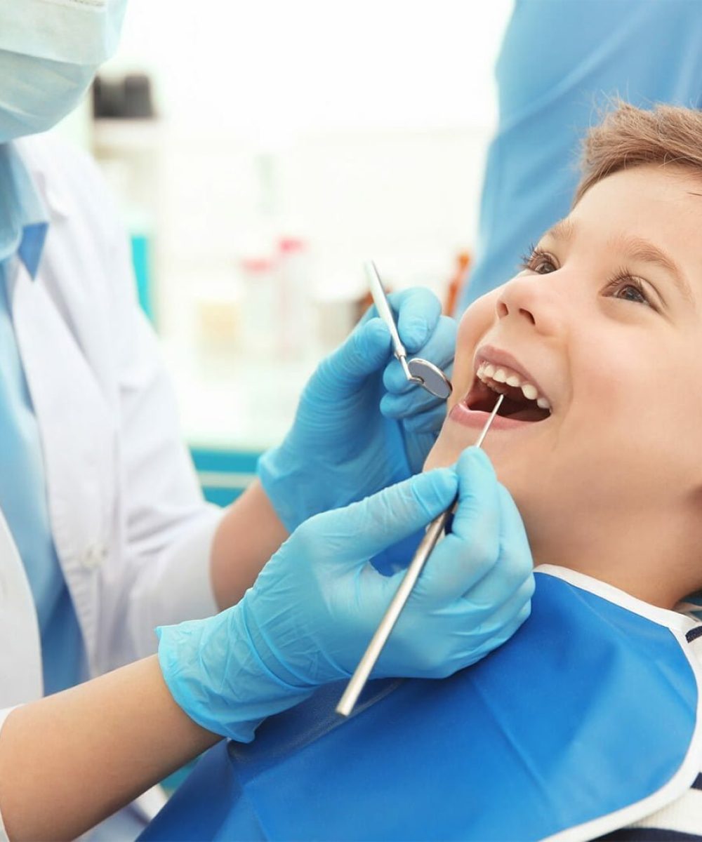 Pédodontie, Dentiste pour enfant, pédodontiste entrain de traiter un enfants à Constantine, Algérie. Dentiste pour enfant, adolescent et adulte.